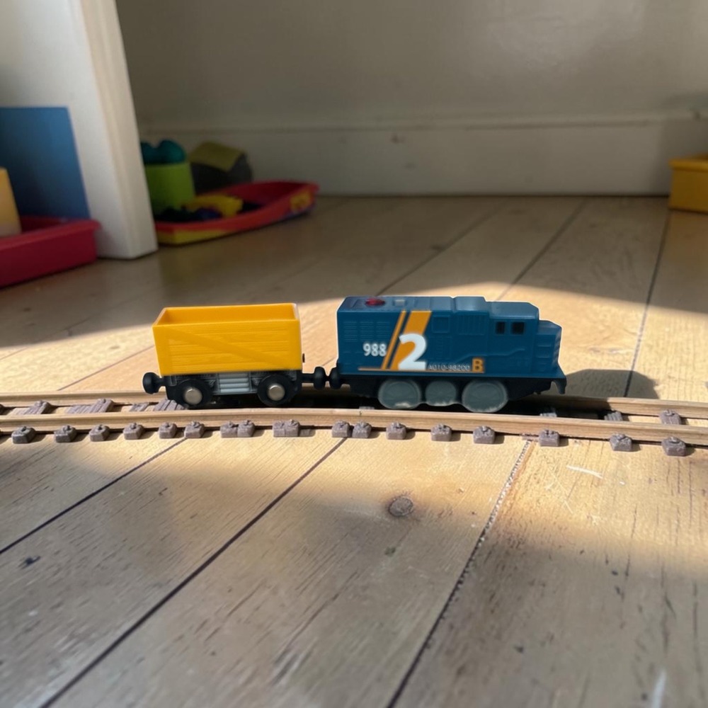 Tomy Train No. 2 battery-operated blue diesel locomotive yellow freigh car 1988